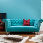Бирюзовый диван – яркий элемент интерьера.