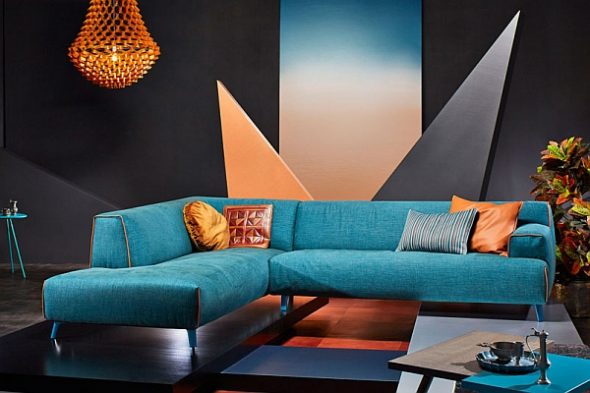 Бирюзовый диван – яркий элемент интерьера.
