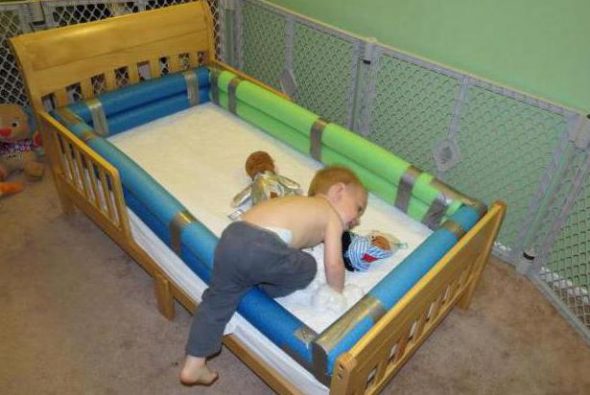 Делаем ограничитель для детской кровати своими руками