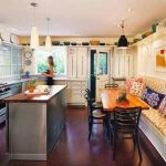 Дизайн кухни с диваном: особенности и полезные советы