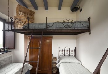Преимущества и недостатки кровати, установленной под потолком