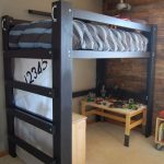 Преимущества и недостатки кровати, установленной под потолком