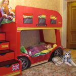 Двухъярусная кровать в интерьере детской спальни