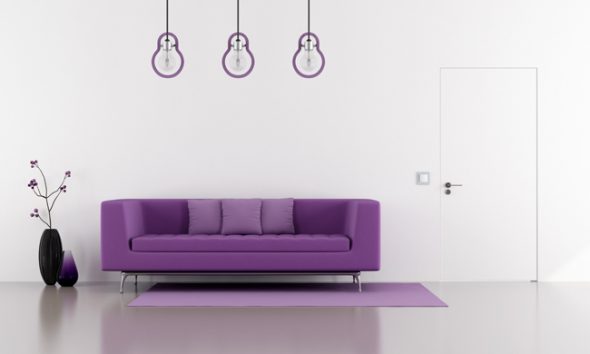 Как использовать фиолетовый диван в интерьере