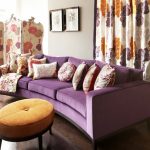 Как использовать фиолетовый диван в интерьере
