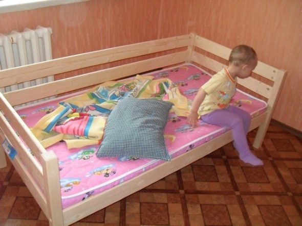 Как сделать детскую кроватку своими руками