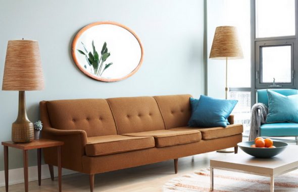 Коричневый диван в современном интерьере гостиной