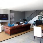 Коричневый диван в современном интерьере гостиной