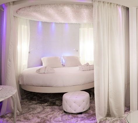 Кровать с балдахином – роскошный элемент интерьера