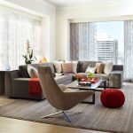 Очевидные преимущества углового дивана в интерьере гостиной