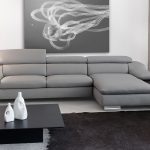 Серый диван в интерьере всегда в деле