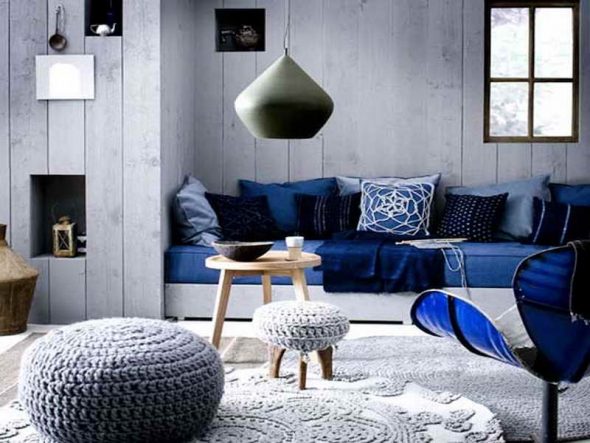 Синий диван в интерьере: какие стили подходят?