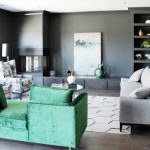 Темно-зеленый диван — яркий акцент в интерьере гостиной