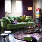 Темно-зеленый диван — яркий акцент в интерьере гостиной