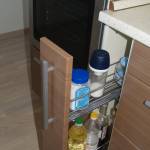 Бутылочки в кухонном гарнитуре или кастрюли ставятся не только на тумбочку.